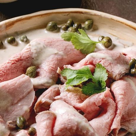 Piatto di vitello tonnato guarnito con capperi