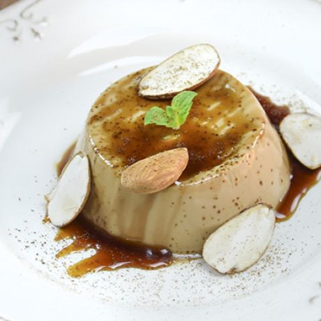 Crème caramel d'orzo con mandorle dolci