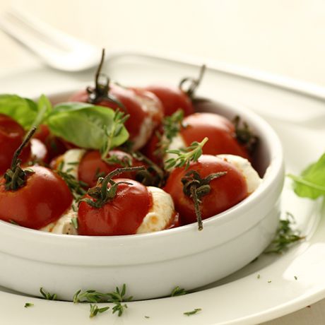 Mini capresi al Formaggino Mio piatto di insalata caprese con formaggino mio e basilico