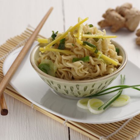 Noodles maggi al pollo con zenzero e mandorle				