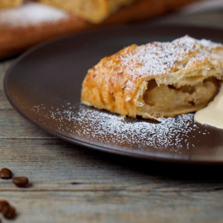 Strudel di mele con gelato all'orzo