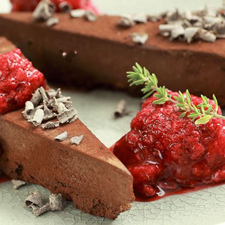Torta di cioccolato e sorbetto di frutti di bosco