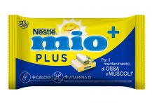 Confezione Nestlé Formaggino Mio Plus nei colori giallo e blu su sfondo bianco