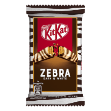 Confezione di KitKat Zebra Limited Edition FourFinger con sfondo bianco
