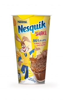 Bicchiere di Galak Shake Nestlé su sfondo bianco