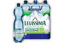 Fardello e bottiglie di Levissima 1,5L con il 30% di RPET frizzante