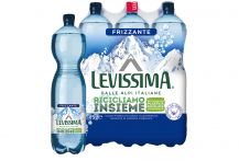 Fardello e bottiglie di Levissima 1,5L con il 25% di RPET frizzante