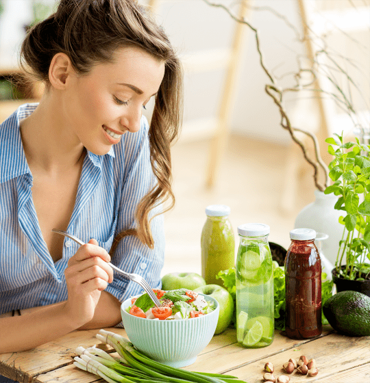 Le migliori materie prime arrivano sulla tua tavola Donna con insalata