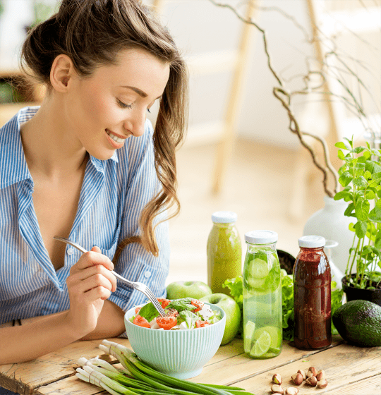 Donna con insalata							