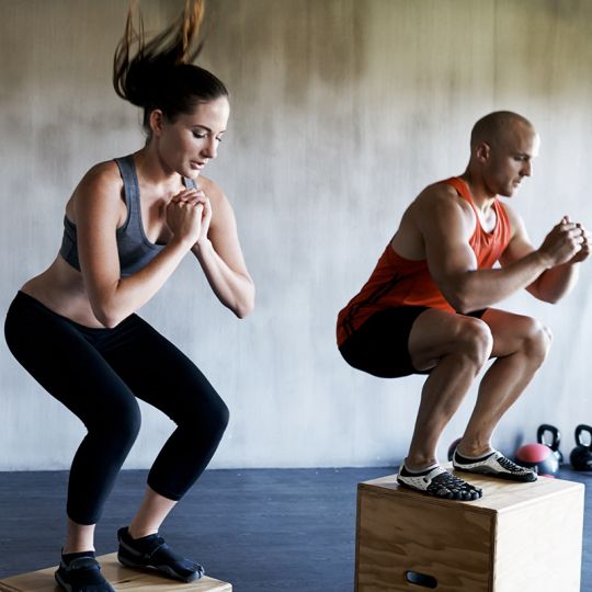 Uomo e donna si allenano facendo squat