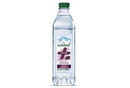 Rinforza il tuo Sistema immunitario con Levissima+ Zinco al gusto di ribes nero Confezione di bottiglie di acqua Levissima+ Zinco al gusto di ribes nero