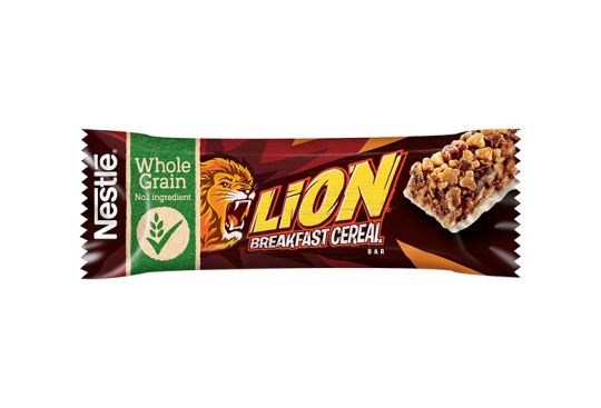 Scopri Lion barretta con cioccolato e caramello Confezione Lion barretta con cioccolato e caramello su sfondo bianco