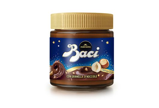 Confezione crema spalmabile Baci Perugina su sfondo bianco