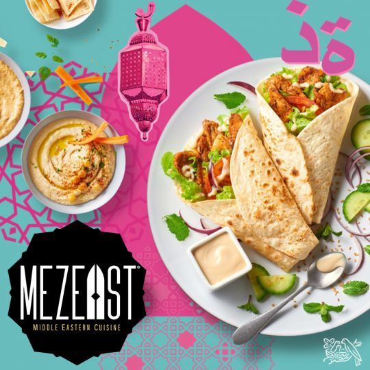 Prova i nuovi prodotti Mezeast 2 wrap Mezeast con insalata su piatto con salsa
