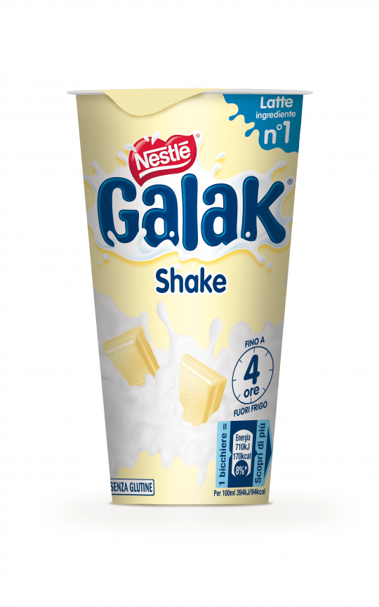 Bicchiere di Galak Shake Nestlé su sfondo bianco