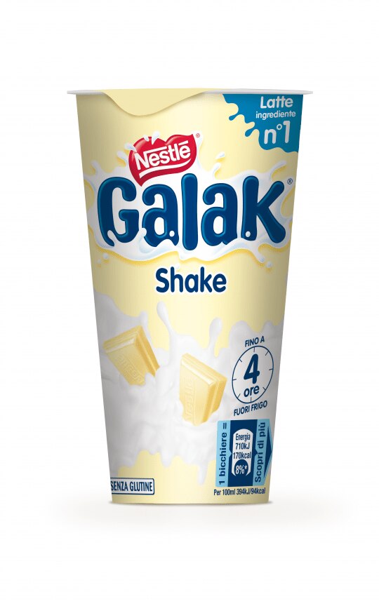 Bicchiere di Galak Shake Nestlé su sfondo bianco Bicchiere di Galak Shake Nestlé su sfondo bianco