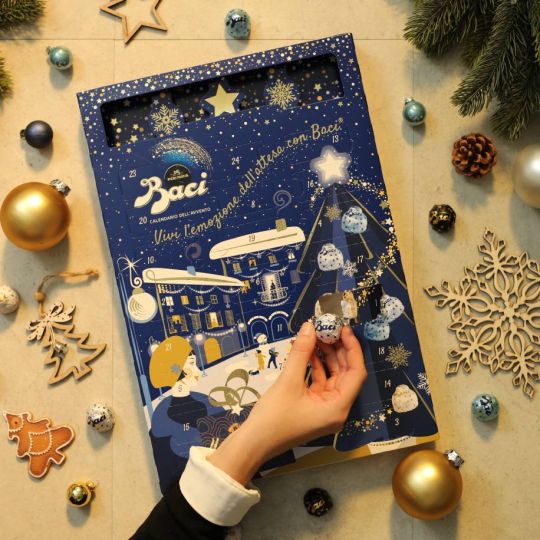 Calendario dell'avvento Baci Perugina su tavolo con decorazioni natalizie