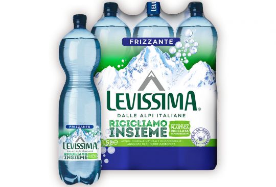 Levissima 1,5L 30% RPET Frizzante Fardello e bottiglie di Levissima 1,5L con il 30% di RPET frizzante
