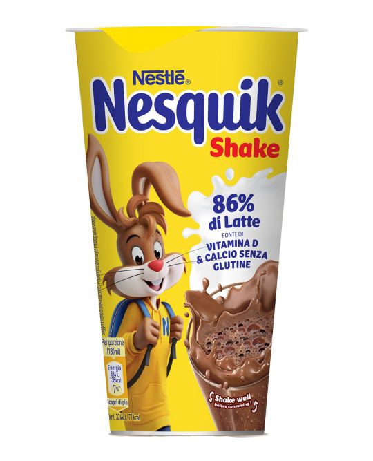 Bicchiere di Galak Shake Nestlé su sfondo bianco