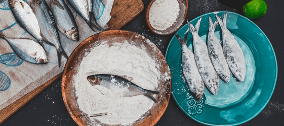 Preparazione di sardine in padella