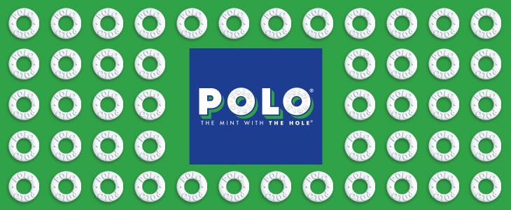 Quadrato al centro con scritta Polo su sfondo blu con tante caramelle polo intorno su sfondo verde