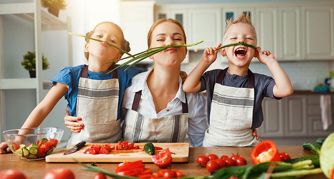 Tre bambine si divertono imparando a cucinare