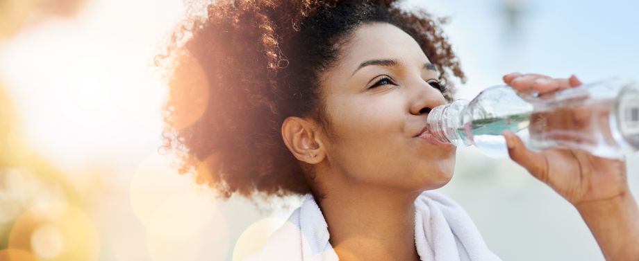 Ragazza che beve acqua