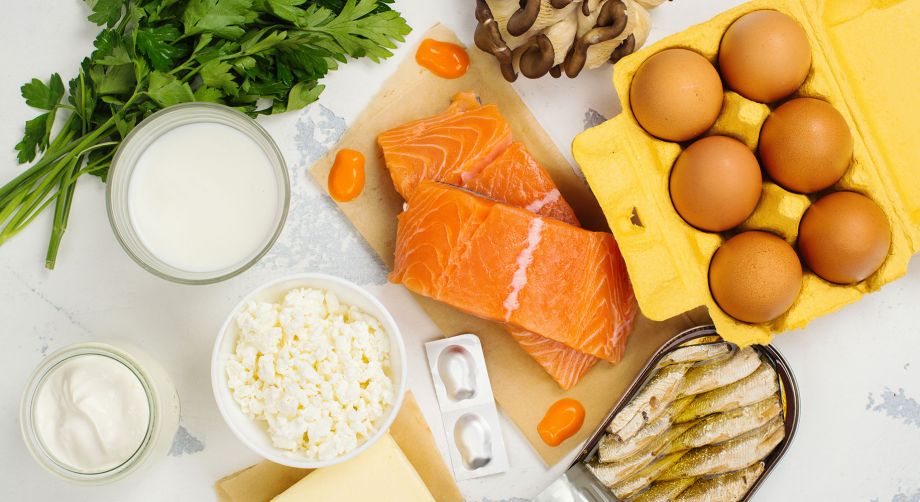 Salmone, uova, latte, sedano e integratori Vitamina D sul tavolo