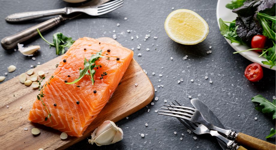 Quale il pesce ricco di Omega3 Salmone su tagliere in tavola