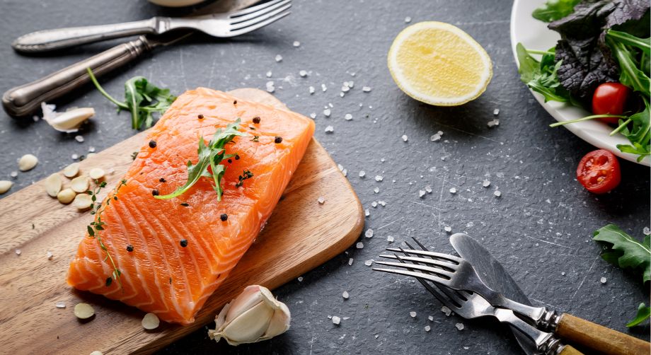 Salmone su tagliere in tavola