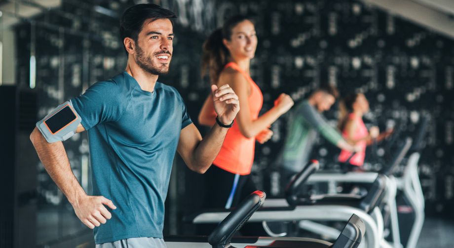 Uomo e donna fanno cardiofitness in palestra