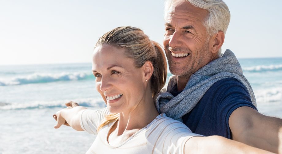Benefici degli alimenti ricchi di Omega 3 per lui e lei Uomo e donna davanti al mare
