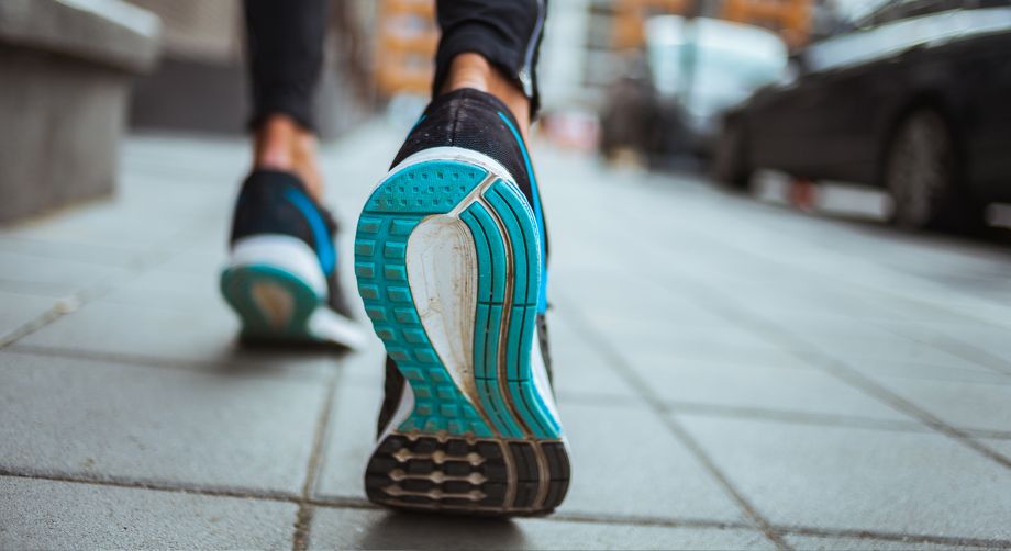 Focus sulla suola di una scarpa da ginnastica