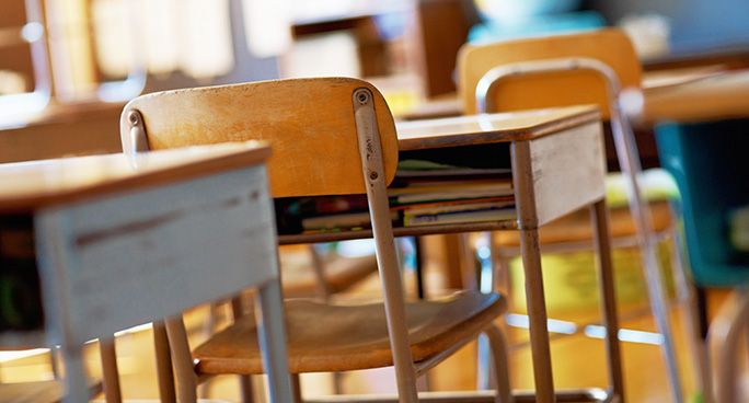 Sedie e banchi in un’aula scolastica