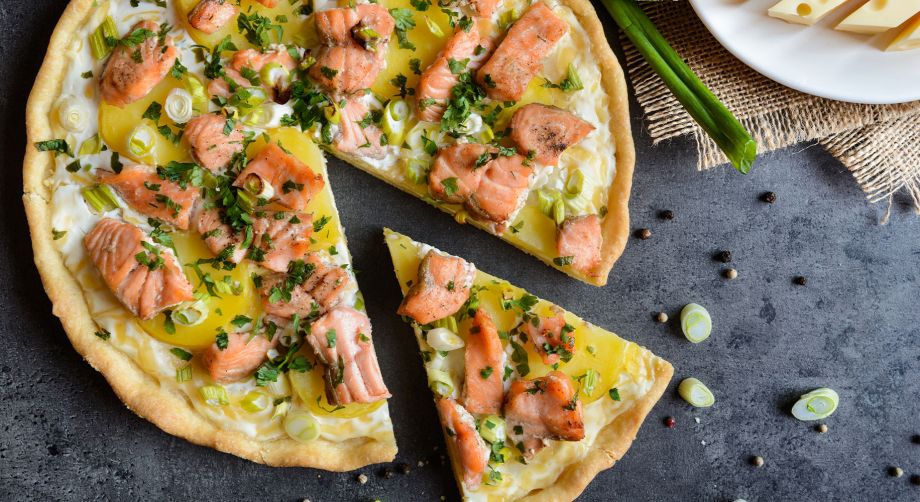 Come conservare una torta salata fuori dal frigo Torta salata al salmone tagliata in uno spicchio