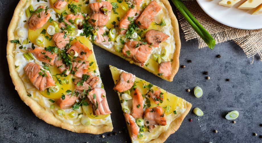 Torta salata al salmone tagliata in uno spicchio