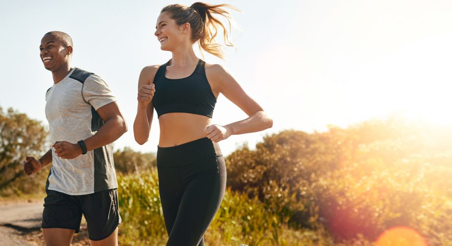 Scopri i benefici della corsa! Un uomo e una donna che fanno sport al tramonto