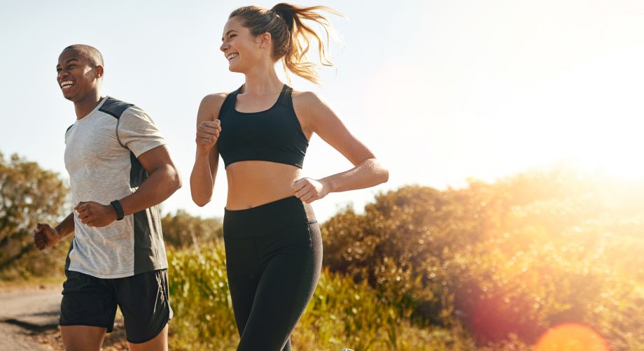 Un uomo e una donna che fanno sport al tramonto