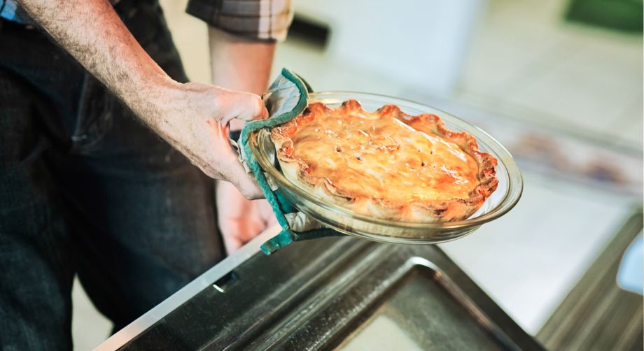 Cuocere e congelare una torta salata Uomo che inforna una torta salata
