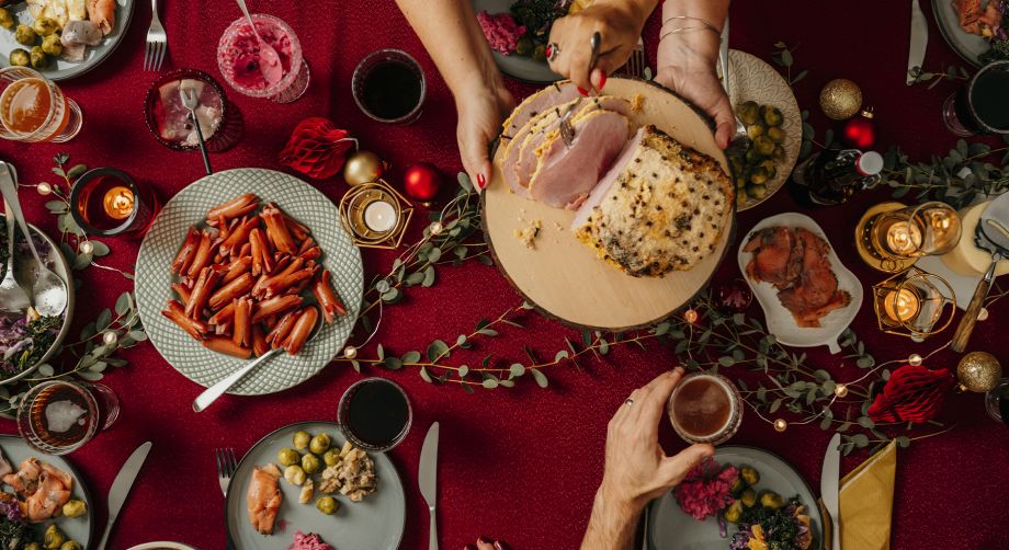 Portate per pranzo di Natale con decorazioni 