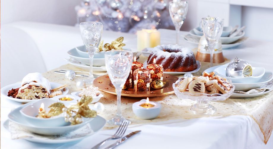 Come apparecchiare la tavola per Natale Tavola natalizia con decorazioni bianche